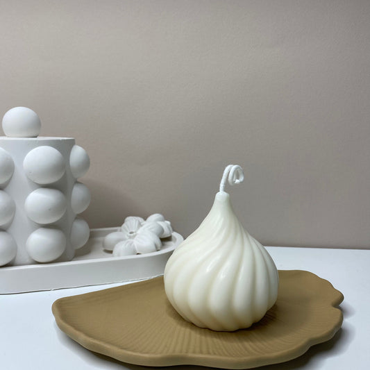 La bougie Perla en cire végétale de colza parfumée,  de la collection Divine chez Nadd Concept, viendra apporter une touche de charme et d’élégance, à votre décoration.