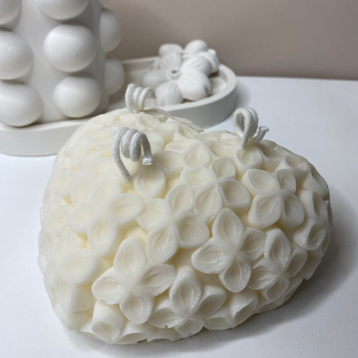 La bougie Rosa GM en cire végétale de colza parfumée,  de la collection Divine chez Nadd Concept, viendra apporter une touche de charme et d’élégance, à votre décoration.
