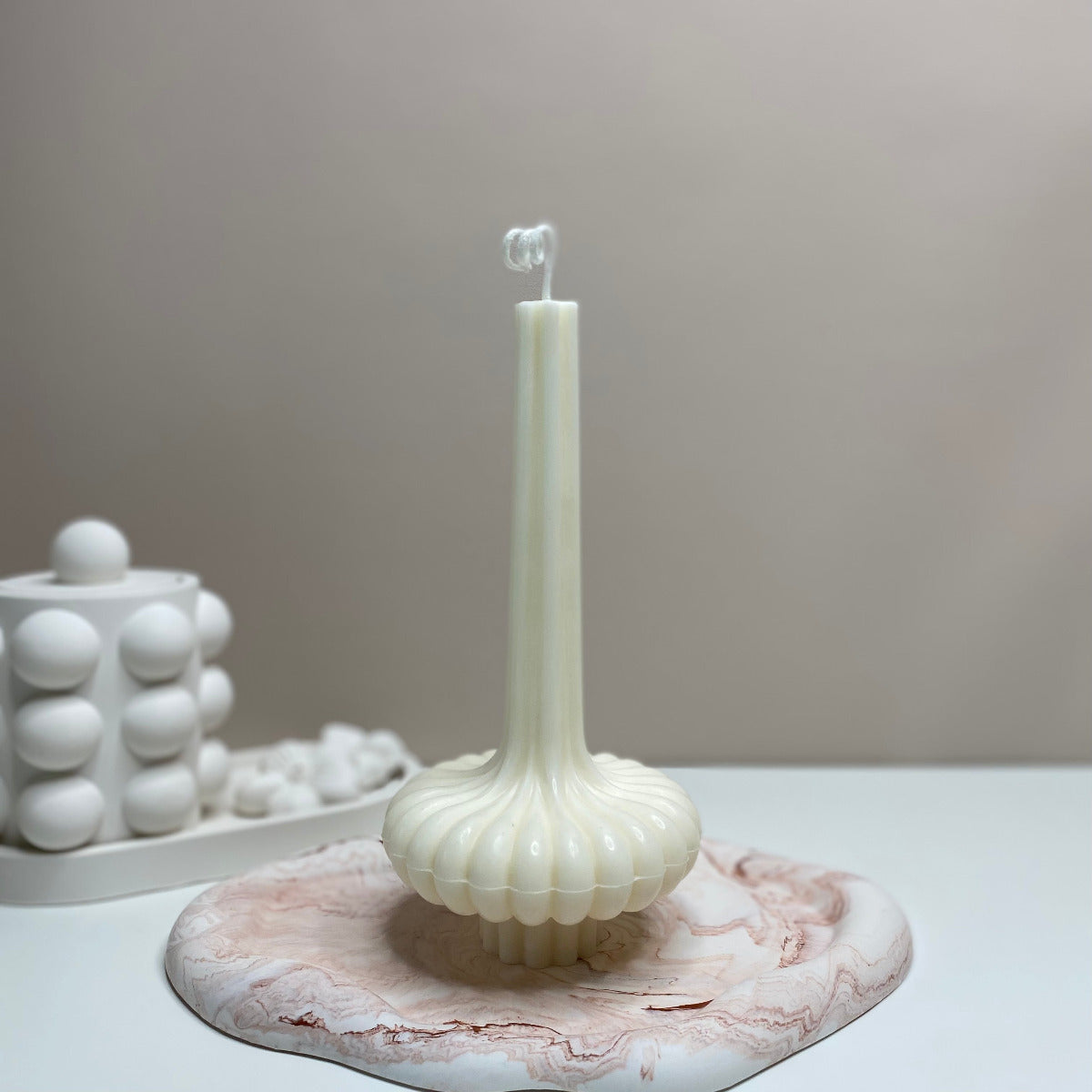 La bougie Vela PM en cire végétale de colza parfumée,  de la collection Divine chez Nadd Concept, viendra apporter une touche de charme et d’élégance, à votre décoration.