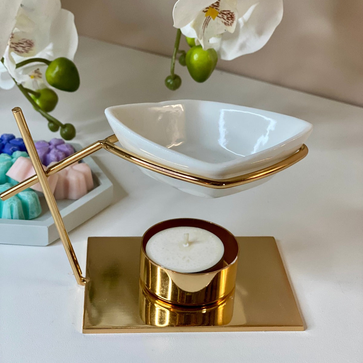 Le brûle-parfums Matelot, en métal et céramique blanche ne manque pas d'originalité.
