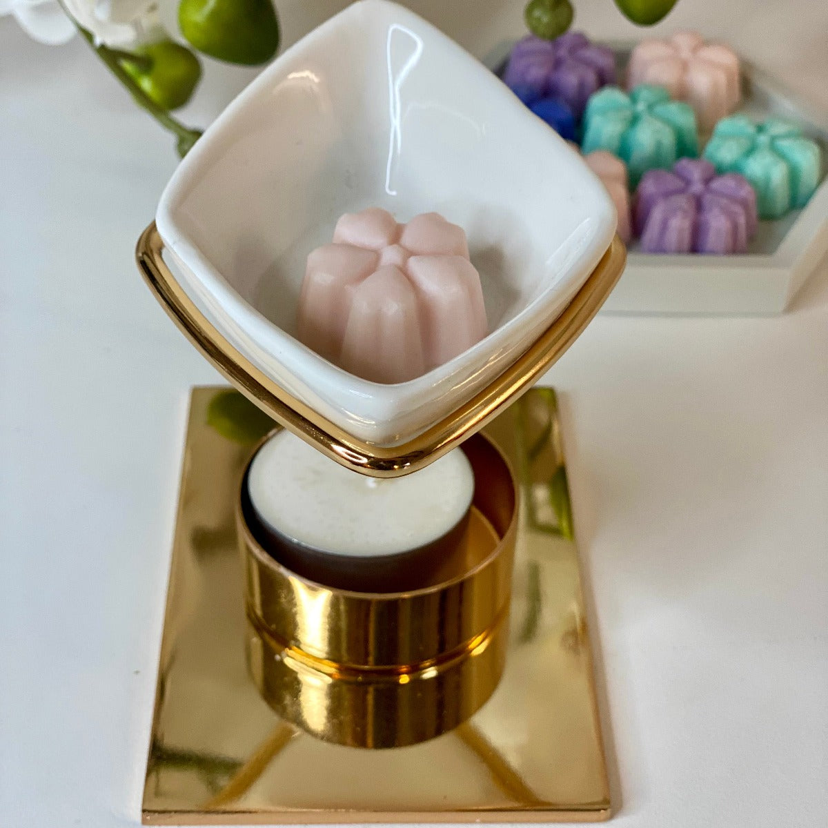 Le brûle-parfums Matelot, en métal et céramique blanche ne manque pas d'originalité.