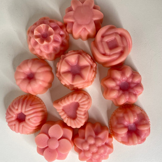 Fondant de cire végétale parfumée à la Rose saura vous charmer avec ses accords floraux. Cire végétale. Parfum de Grasse sans CMR ni phtalate et matières animales.