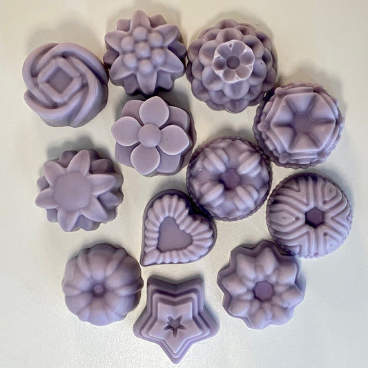 Fondant de cire végétale parfumée à la Violette et Rose saura vous charmer avec ses accords floraux. Cire végétale. Parfum de Grasse sans CMR ni phtalate et matières animales.