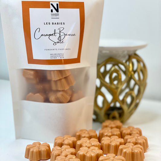 Le fondant de cire végétale, parfumé au Caramel Beurre Salé crée une atmosphère chaleureuse et réconfortante avec une senteur centrée sur le caramel et la vanille.
