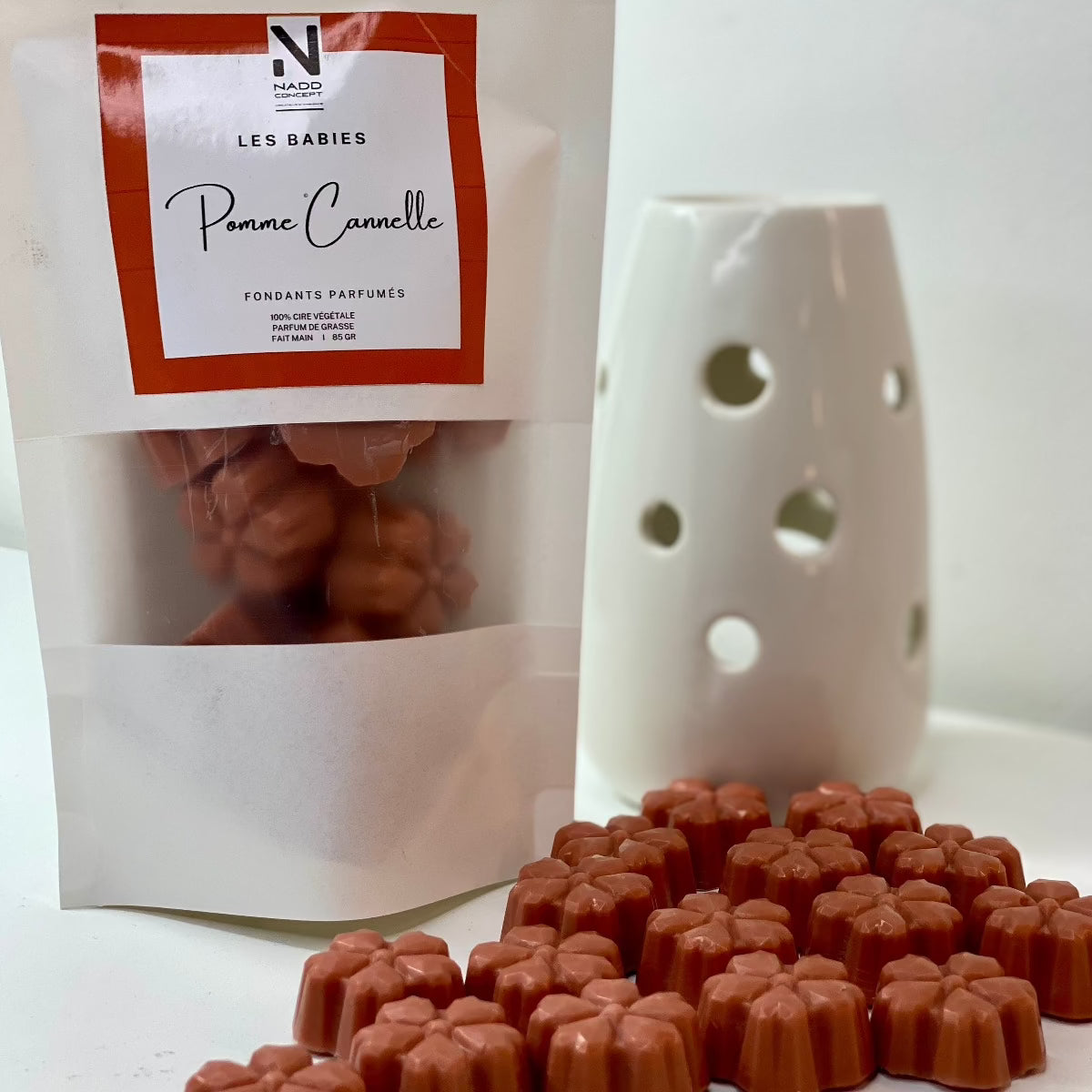 Le fondant de cire végétale, parfumé à la Pomme Cannelle offre une expérience sensorielle exquise fruitée et Épicée.