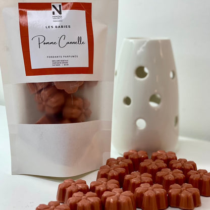 Le fondant de cire végétale, parfumé à la Pomme Cannelle offre une expérience sensorielle exquise fruitée et Épicée.