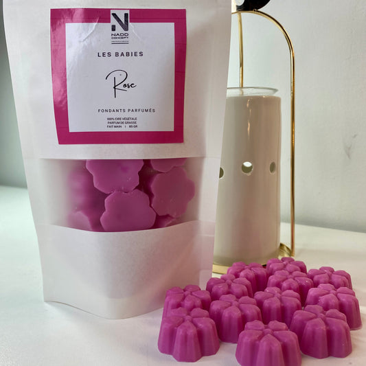 Le fondant de cire végétale, parfumé à la Rose saura vous charmer avec ses accords floraux.