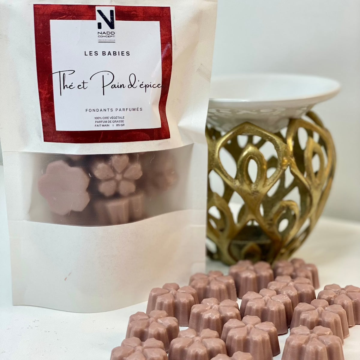 Le fondant de cire végétale, parfumé au Thé et Pain d'Épices exhale une fragrance enchanteresse mêlant les familles olfactives florale et gourmande.