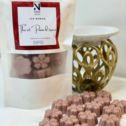 Le fondant de cire végétale, parfumé au Thé et Pain d'Épices exhale une fragrance enchanteresse mêlant les familles olfactives florale et gourmande.