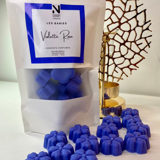 Le fondant de cire végétale, parfumé à la Violette et Rose saura vous charmer avec ses accords floraux.