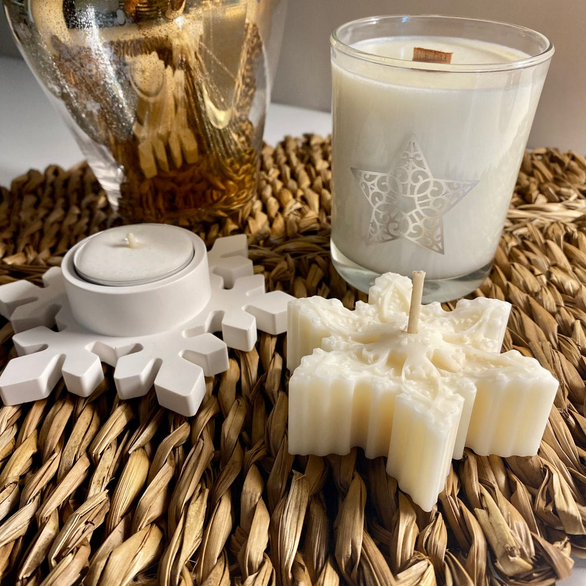 Coffret composé de 2 bougies parfumées et d'un bougeoir