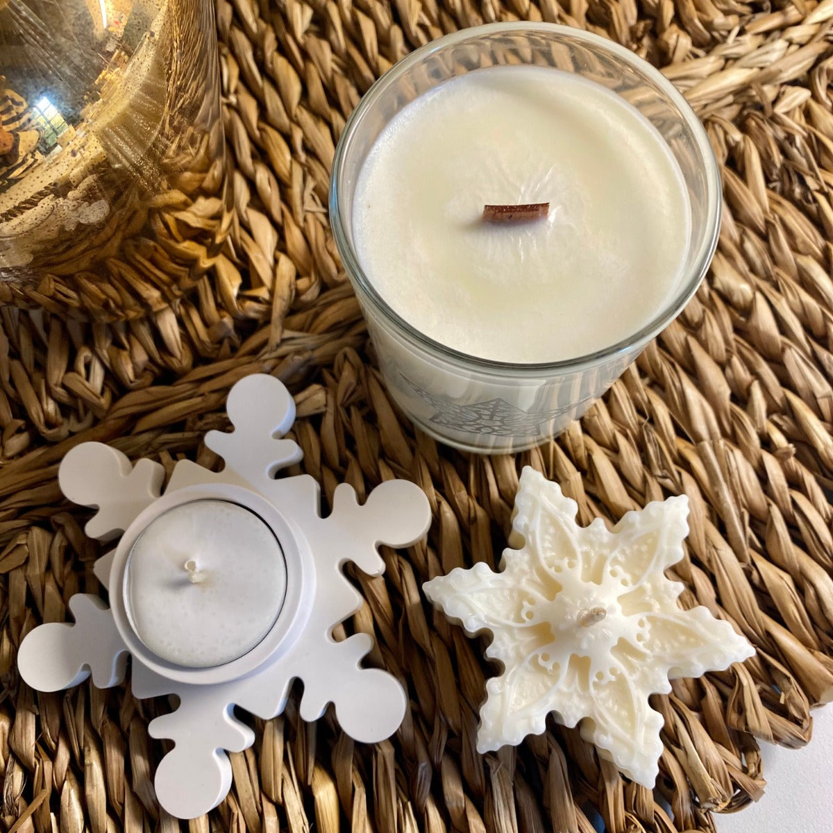 Coffret de noel composé de deux bougies et d'un bougeoir