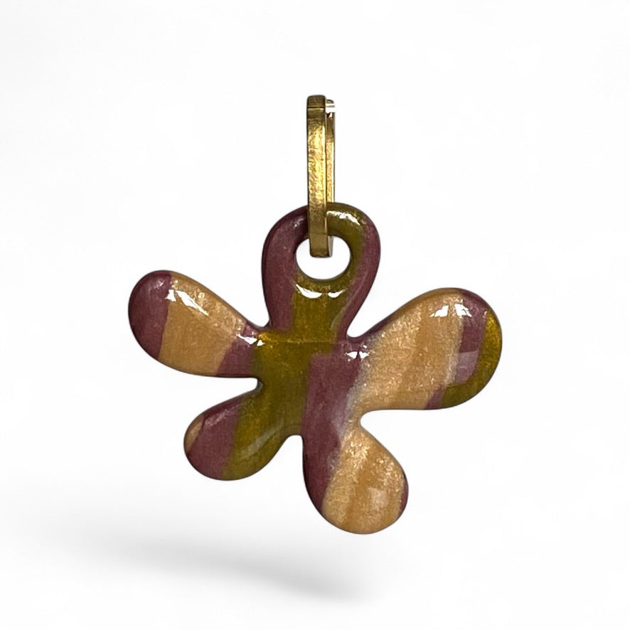 Coloris pourpre, champagne et bronze du modèle MAMBO, pampilles fleurs interchangeables en pâte polymère façonnées à la main, aux cinq pétales arrondis et aux reflets métallisés.
