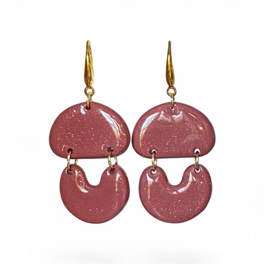 Modèle MONA bois de rose, boucles d’oreilles géométriques en pâte polymère, aux formes sculpturales et aux lignes épurées.