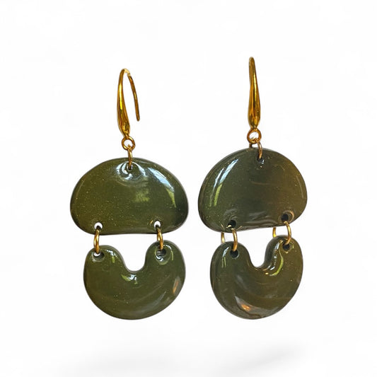 Modèle MONA vert kaki, boucles d’oreilles pendantes en pâte polymère aux courbes arrondies, style rétro contemporain.