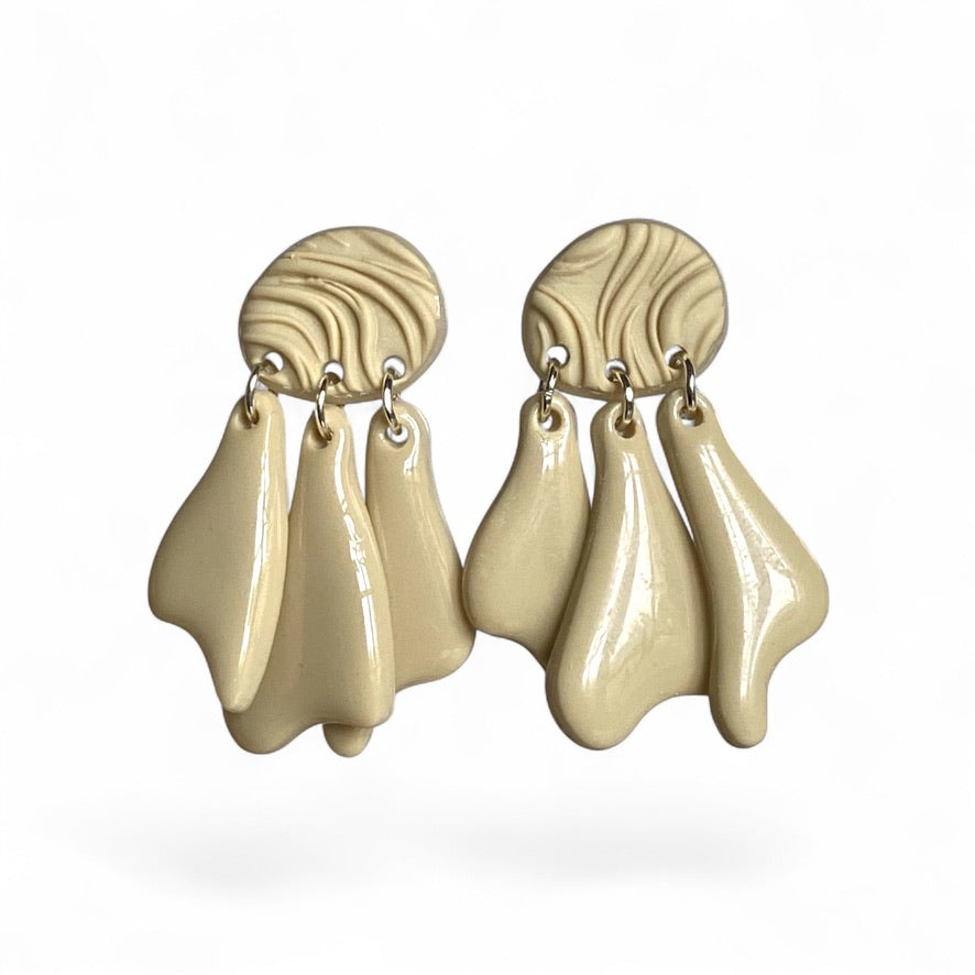 Boucles d'oreilles Médusa écru en pâte polymère, clou d'oreille finition mate et pampilles suspendues vernies brillantes.