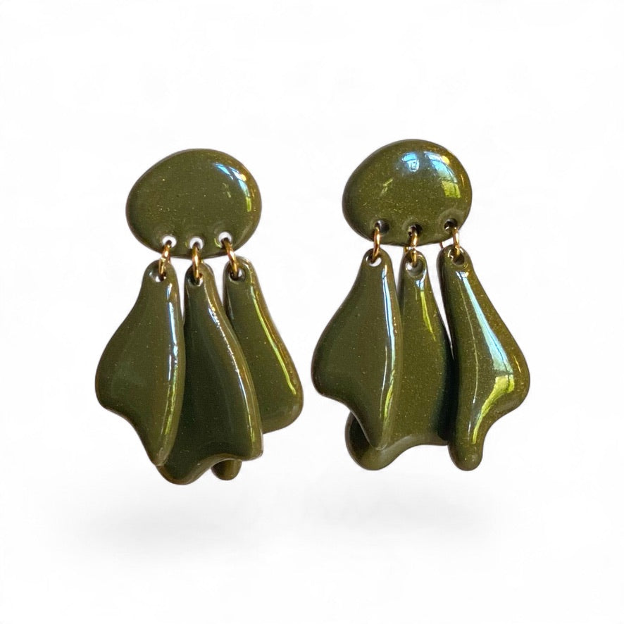 Modèle Médusa vert kaki, boucles d'oreilles pendantes artisanales aux éléments mobiles en pâte polymère et au design contemporain.