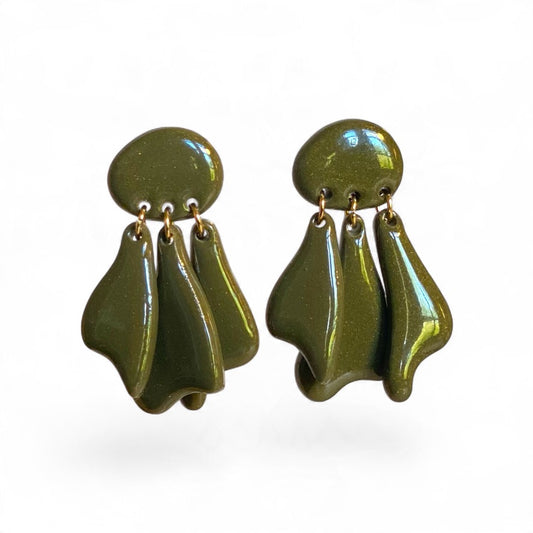 Boucles d'oreilles Médusa vert kaki en pâte polymère, aux pampilles mobiles et à la silhouette sculpturale inspirée d'une méduse.