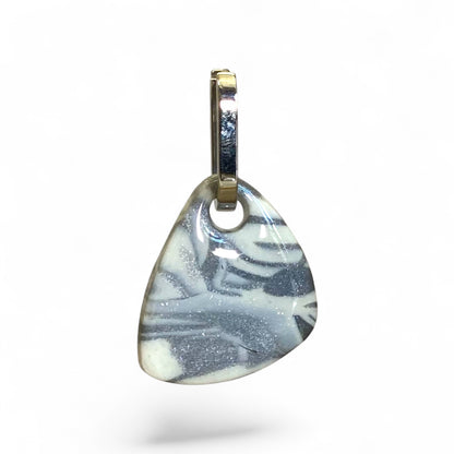 Pampille Delta Motif gris et blanc en pate polmère, fabriquée à la main