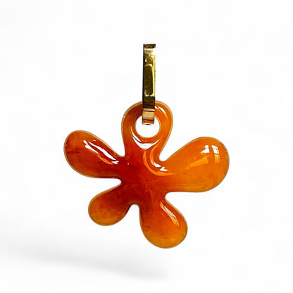 Pampilles fleurs MAMBO Turtle orange en pâte polymère façonnées à la main, aux cinq pétales arrondis et aux nuances écaille de tortue orangées – Nadd Concept.