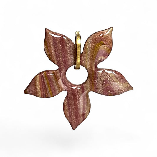 Pampilles fleurs ÉVORA en pâte polymère façonnées à la main, aux nuances bois de rose, or et argent métallisé, avec cinq pétales pointus et motifs ondulés – Nadd Concept.