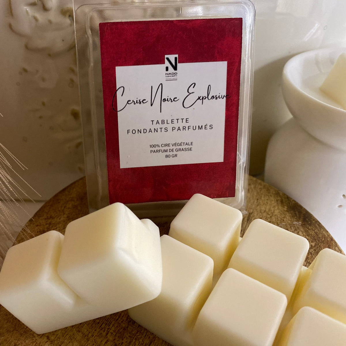 Tablette de cire végétale parfumée à la cerise noire explosive, composée de 6 cubes a fractionner selon la quantité voulue.  Cette tablette parfumée à la Cerise noire explosive saura vous charmer avec ses accords fruités et gourmands