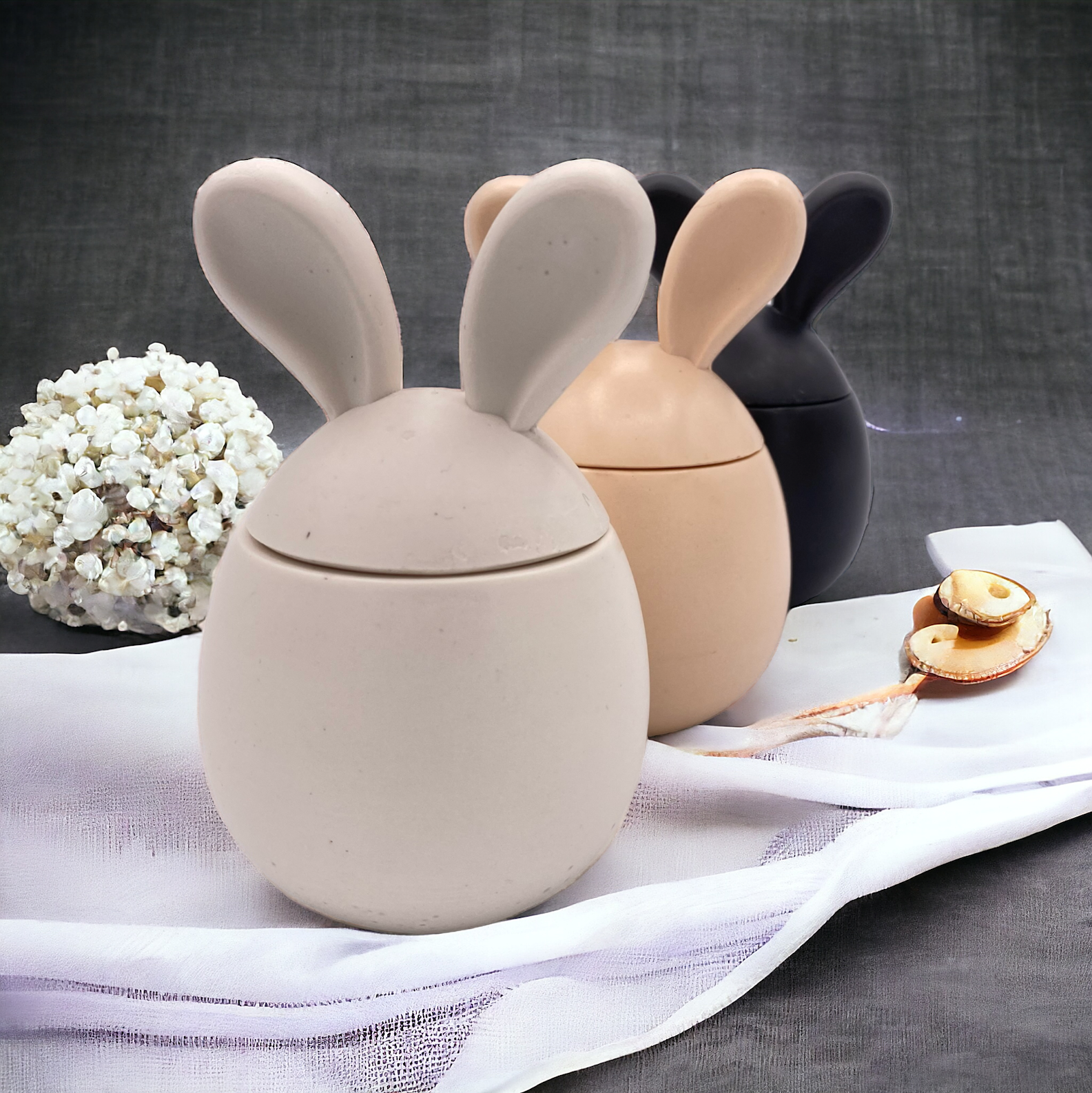 Bougie végétale parfumée et son pot en jesmonite blanc, rose, noir