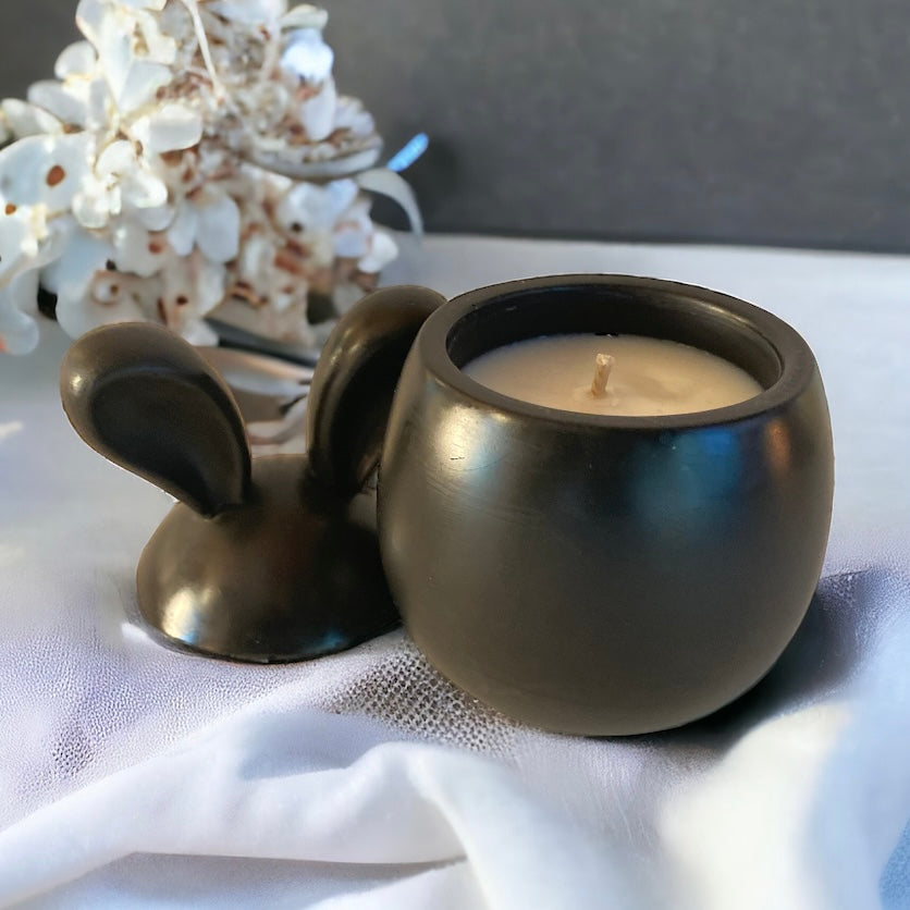 Bougie végétale parfumée et son pot en jesmonite noire