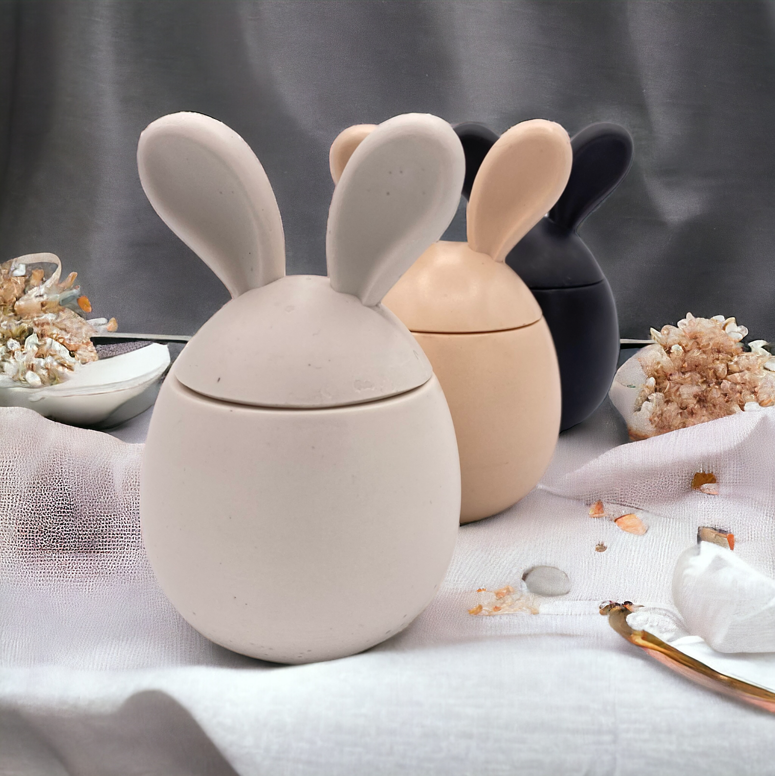 Bougie végétale parfumée et son pot en jesmonite blanc rose noir